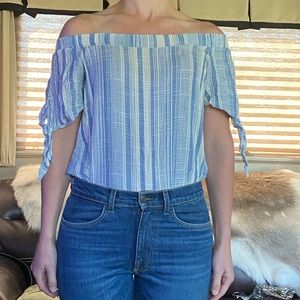 1.4.3 Story Top Blue White Stripe S Off Shoulder
